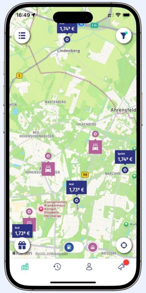 Ein Smartphone zeigt die Kartenansicht der ryd App mit Tankstellen und Waschanlagen.