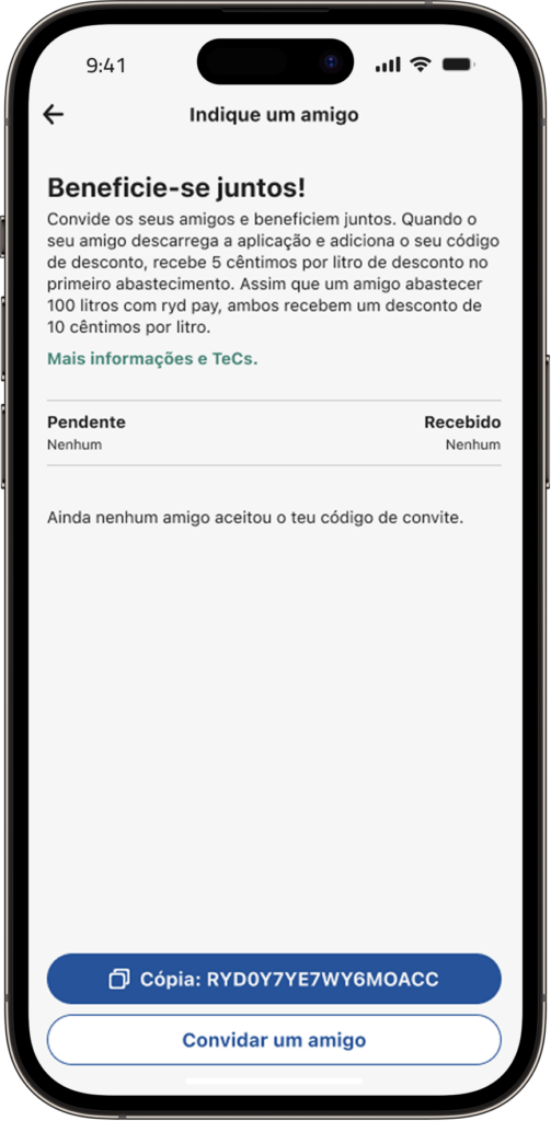 Um smartphone apresenta um código pessoal “Referir um amigo” com a frase “Beneficiar em conjunto” na aplicação ryd.