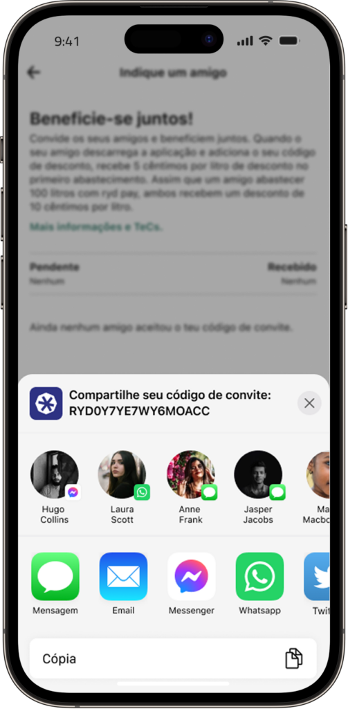 Um smartphone mostra opções onde pode partilhar o seu código “Referir um amigo”.